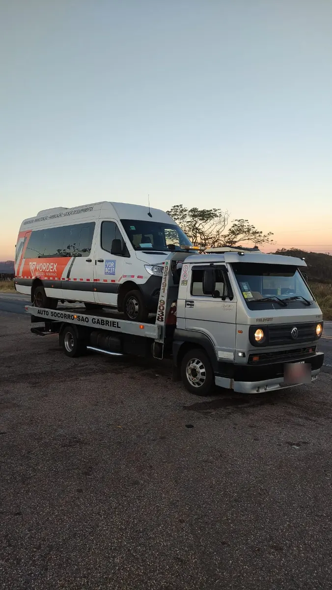 Van utilitária carregada no caminhão-plataforma da Auto Socorro São Gabriel